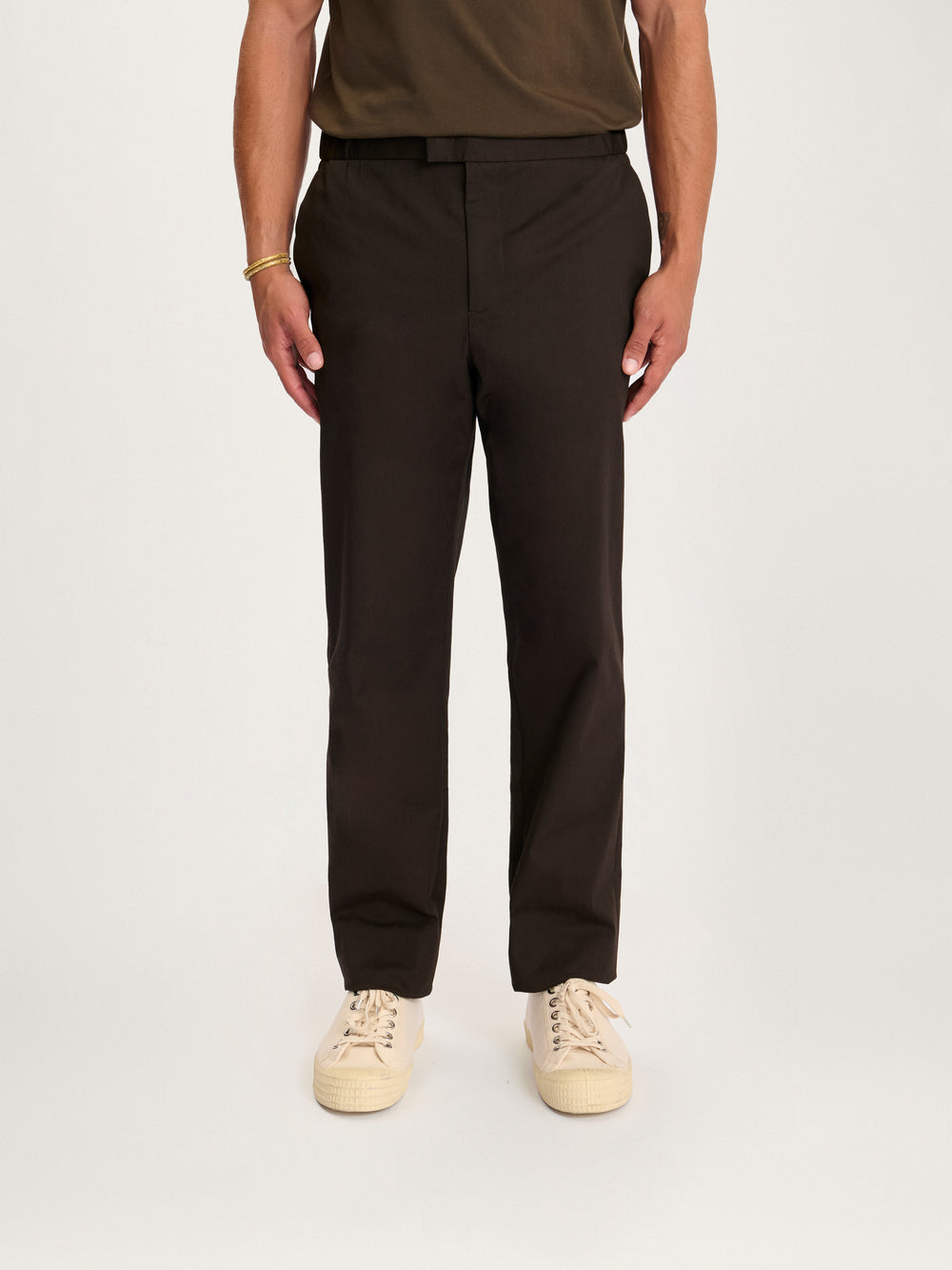 Lestrange 24 Trouser Relaxed fit in Espresso brown – front view of men’s sustainable cotton trousers styled with sneakers.