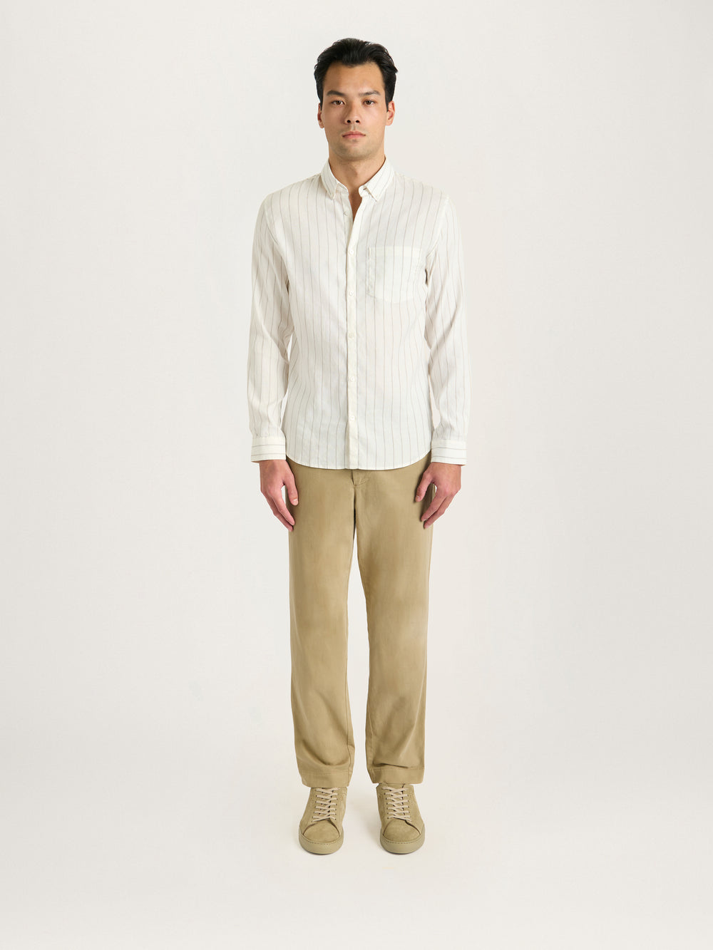 Men’s striped linen shirt with button front and long sleeves, styled with beige trousers – lightweight summer style